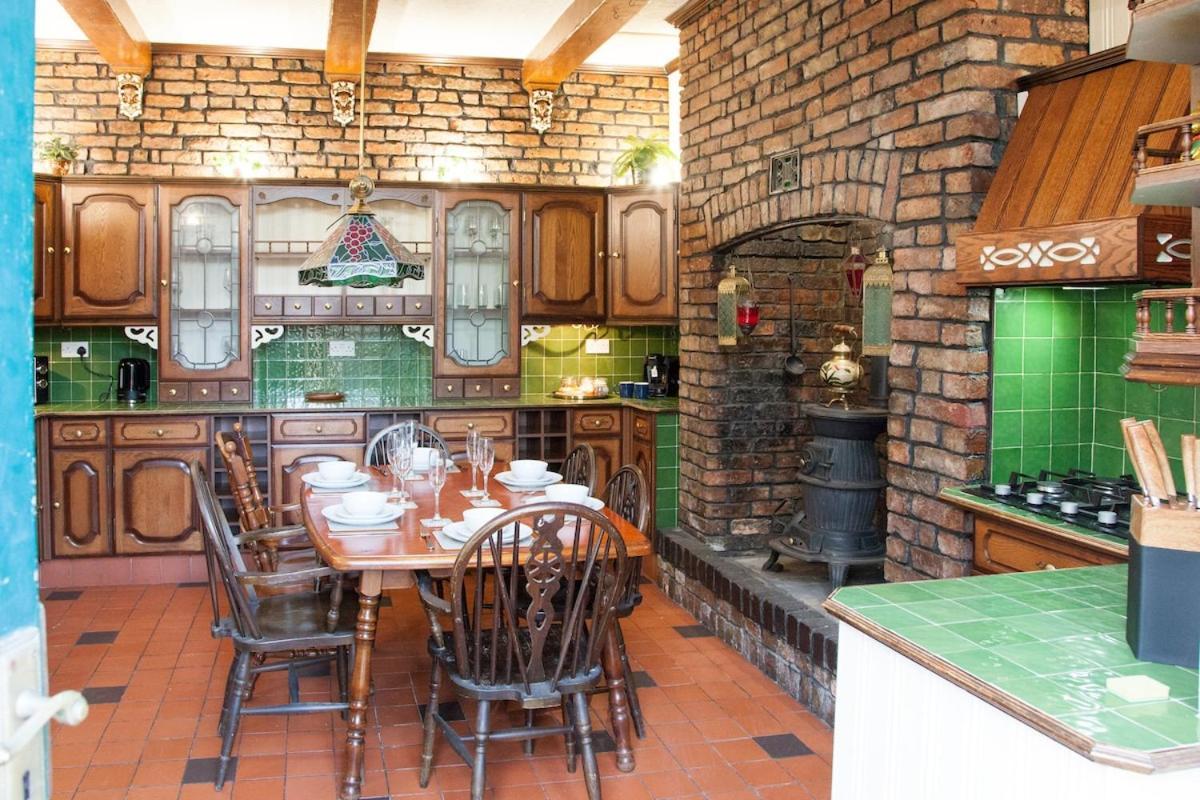 Victorian Elegance At Kingscliffe, Sleeps 17 Villa แมนเชสเตอร์ ภายนอก รูปภาพ