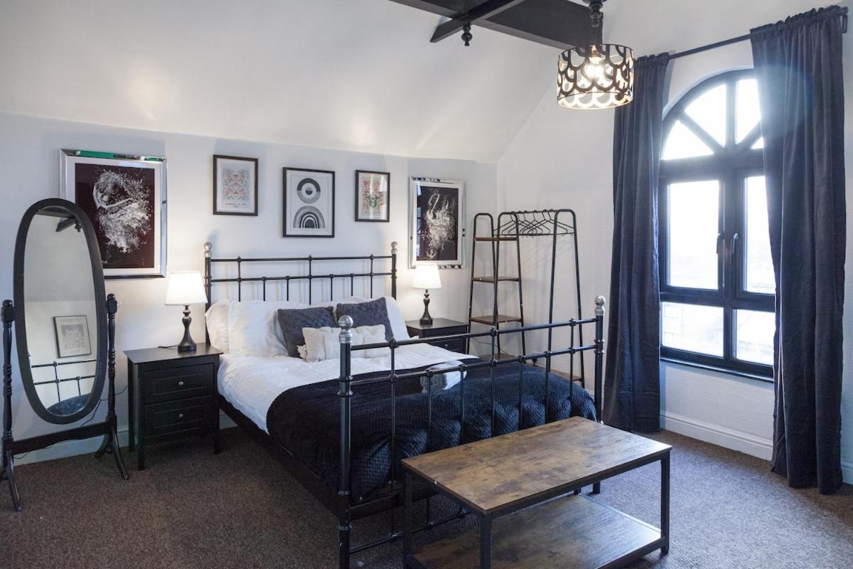 Victorian Elegance At Kingscliffe, Sleeps 17 Villa แมนเชสเตอร์ ภายนอก รูปภาพ