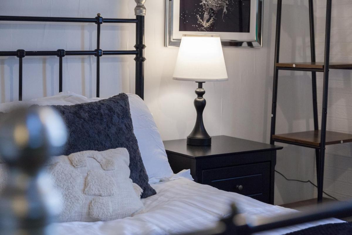 Victorian Elegance At Kingscliffe, Sleeps 17 Villa แมนเชสเตอร์ ภายนอก รูปภาพ