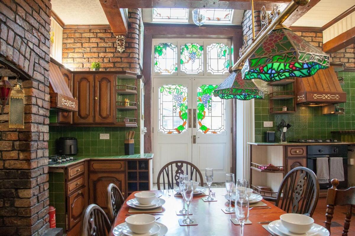 Victorian Elegance At Kingscliffe, Sleeps 17 Villa แมนเชสเตอร์ ภายนอก รูปภาพ